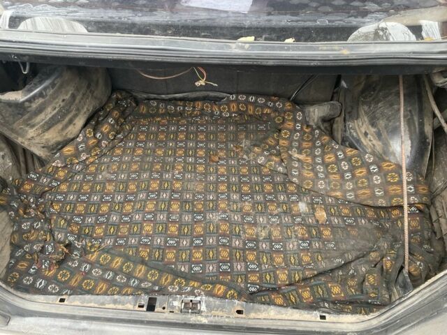 Черный Мерседес В124, объемом двигателя 2.3 л и пробегом 450 тыс. км за 1418 $, фото 6 на Automoto.ua