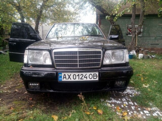 Черный Мерседес В124, объемом двигателя 3 л и пробегом 300 тыс. км за 3000 $, фото 2 на Automoto.ua