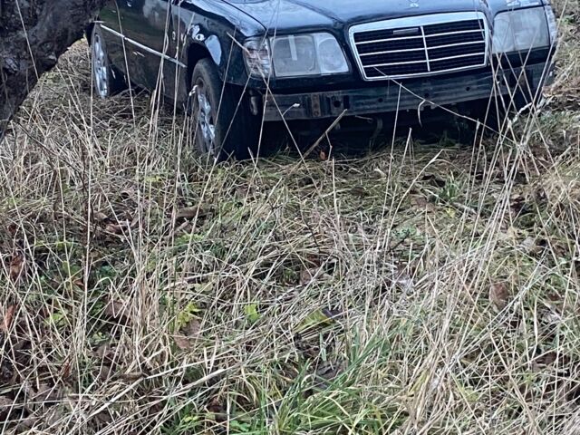 Черный Мерседес В124, объемом двигателя 2.3 л и пробегом 1 тыс. км за 2500 $, фото 4 на Automoto.ua