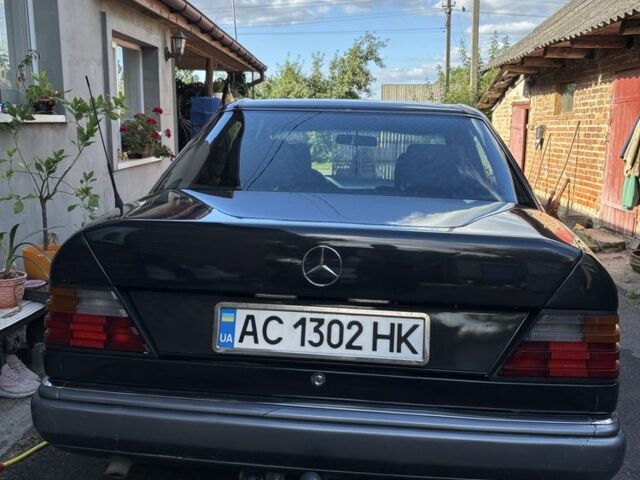 Черный Мерседес В124, объемом двигателя 2.2 л и пробегом 448 тыс. км за 3000 $, фото 5 на Automoto.ua