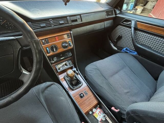 Черный Мерседес В124, объемом двигателя 2.2 л и пробегом 448 тыс. км за 3000 $, фото 6 на Automoto.ua