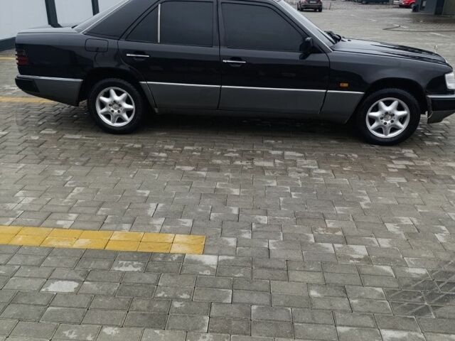 Черный Мерседес В124, объемом двигателя 2 л и пробегом 580 тыс. км за 2100 $, фото 3 на Automoto.ua