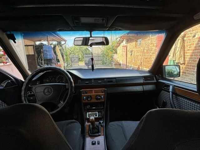Черный Мерседес В124, объемом двигателя 2.2 л и пробегом 448 тыс. км за 3000 $, фото 4 на Automoto.ua