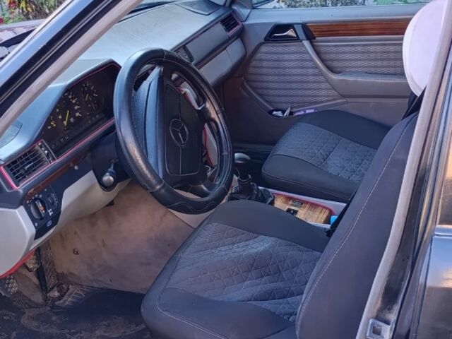 Черный Мерседес В124, объемом двигателя 2.5 л и пробегом 358 тыс. км за 1900 $, фото 6 на Automoto.ua