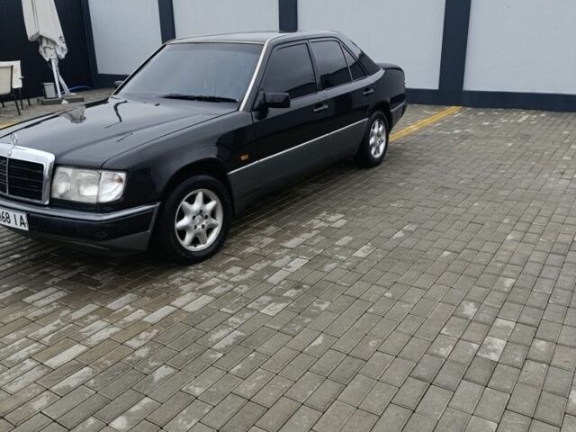 Черный Мерседес В124, объемом двигателя 2 л и пробегом 580 тыс. км за 2100 $, фото 1 на Automoto.ua