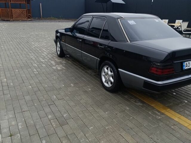 Черный Мерседес В124, объемом двигателя 2 л и пробегом 580 тыс. км за 2100 $, фото 5 на Automoto.ua