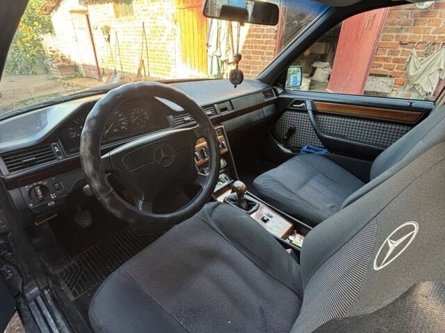 Черный Мерседес В124, объемом двигателя 2.2 л и пробегом 448 тыс. км за 3000 $, фото 3 на Automoto.ua