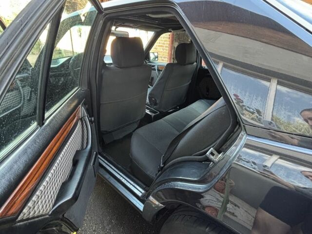 Черный Мерседес В124, объемом двигателя 2.2 л и пробегом 448 тыс. км за 3000 $, фото 2 на Automoto.ua