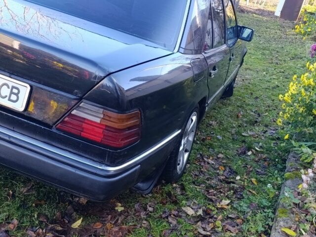 Черный Мерседес В124, объемом двигателя 2.5 л и пробегом 358 тыс. км за 1900 $, фото 5 на Automoto.ua