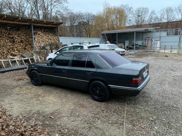 Черный Мерседес В124, объемом двигателя 2.2 л и пробегом 360 тыс. км за 3900 $, фото 3 на Automoto.ua