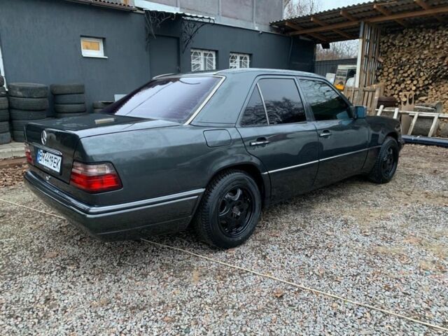 Черный Мерседес В124, объемом двигателя 2.2 л и пробегом 360 тыс. км за 3900 $, фото 5 на Automoto.ua