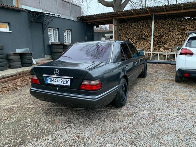 Черный Мерседес В124, объемом двигателя 2.2 л и пробегом 360 тыс. км за 3900 $, фото 6 на Automoto.ua