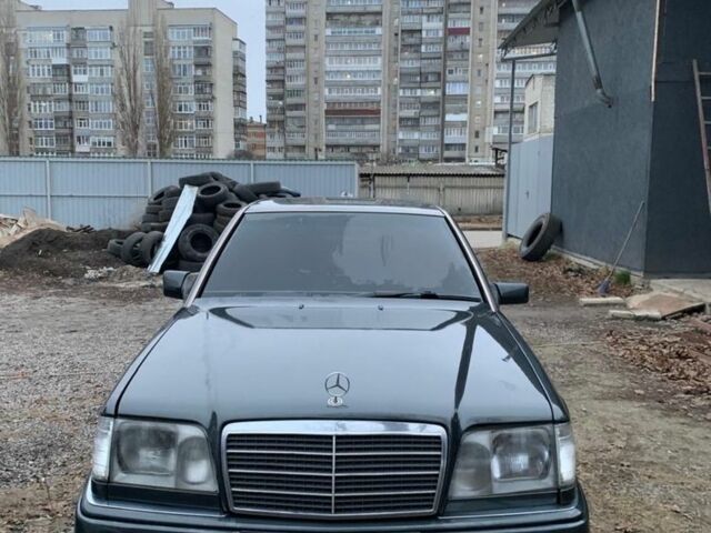 Черный Мерседес В124, объемом двигателя 2.2 л и пробегом 360 тыс. км за 3900 $, фото 4 на Automoto.ua