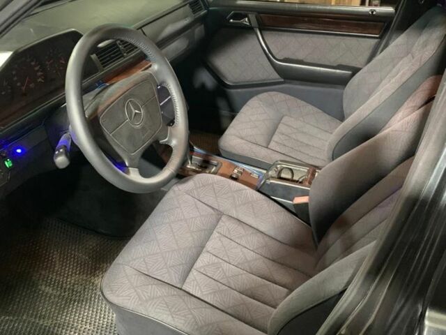 Черный Мерседес В124, объемом двигателя 2.2 л и пробегом 360 тыс. км за 3900 $, фото 2 на Automoto.ua