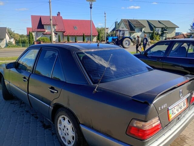 Черный Мерседес В124, объемом двигателя 2.2 л и пробегом 550 тыс. км за 1500 $, фото 2 на Automoto.ua