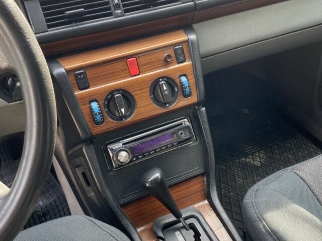 Чорний Мерседес В124, об'ємом двигуна 2.5 л та пробігом 350 тис. км за 5000 $, фото 5 на Automoto.ua