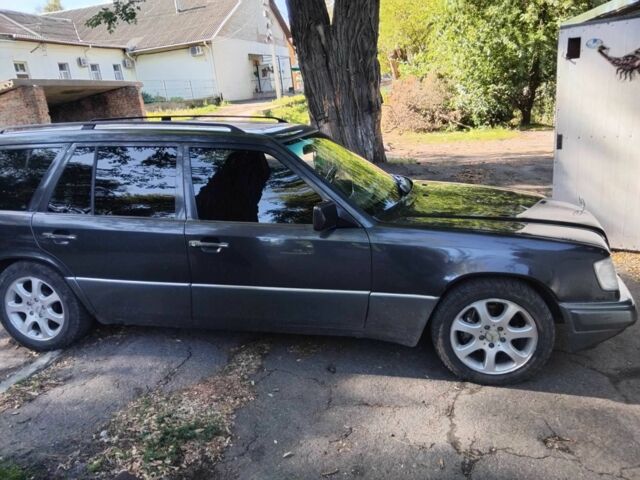 Чорний Мерседес В124, об'ємом двигуна 3.2 л та пробігом 460 тис. км за 1802 $, фото 3 на Automoto.ua