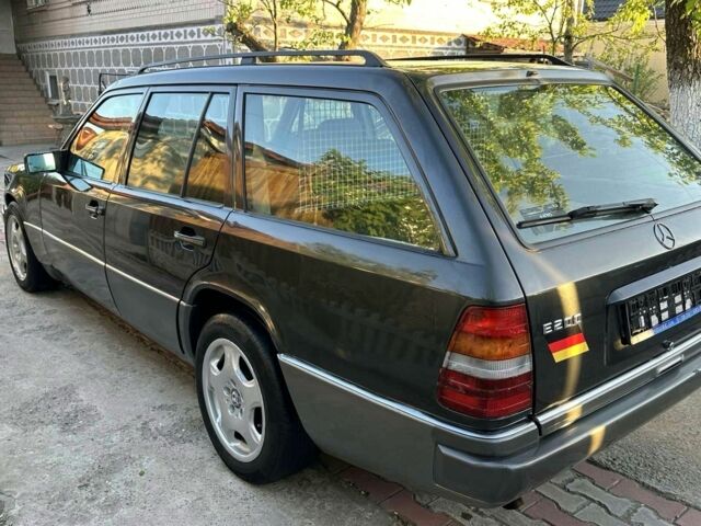 Чорний Мерседес В124, об'ємом двигуна 2 л та пробігом 350 тис. км за 2950 $, фото 3 на Automoto.ua