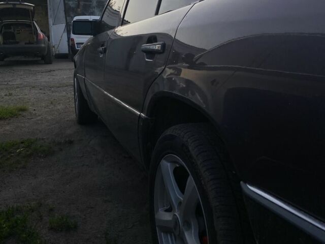 Фиолетовый Мерседес В124, объемом двигателя 2.3 л и пробегом 400 тыс. км за 2500 $, фото 4 на Automoto.ua