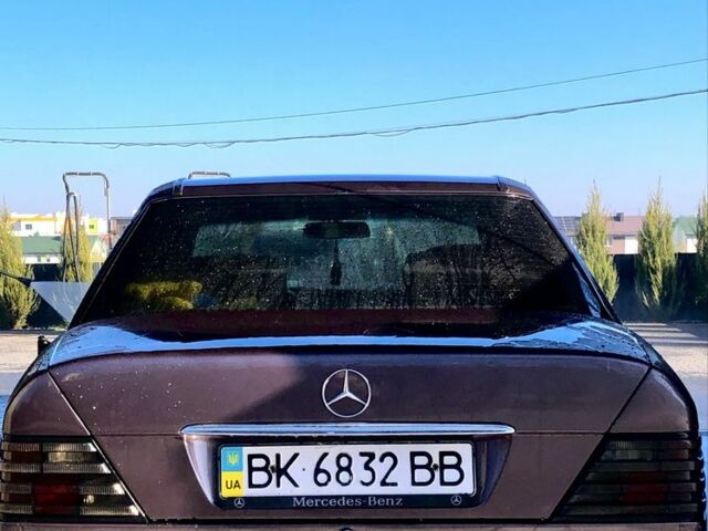 Фиолетовый Мерседес В124, объемом двигателя 2.3 л и пробегом 400 тыс. км за 2500 $, фото 1 на Automoto.ua