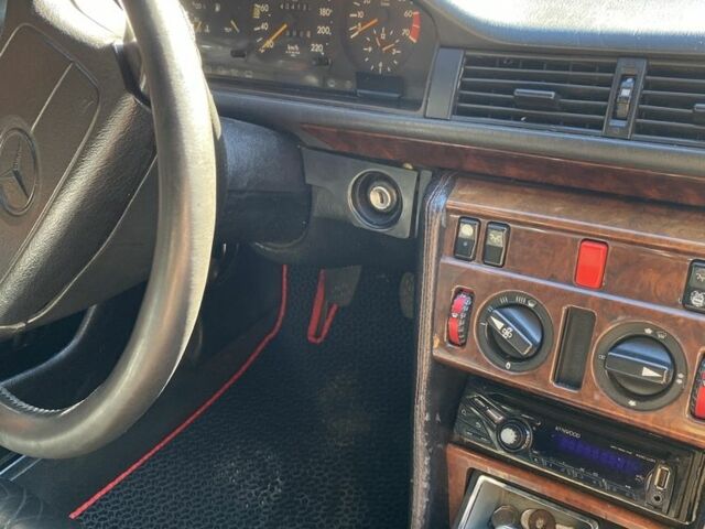 Фиолетовый Мерседес В124, объемом двигателя 2.3 л и пробегом 400 тыс. км за 2500 $, фото 10 на Automoto.ua