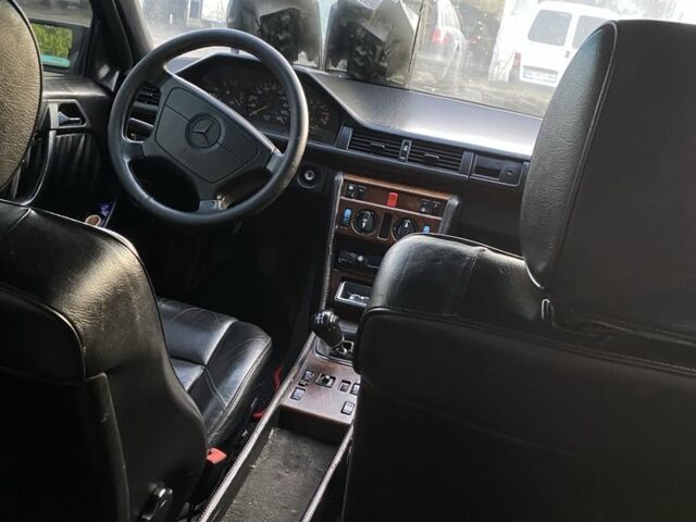 Фиолетовый Мерседес В124, объемом двигателя 2.3 л и пробегом 400 тыс. км за 2500 $, фото 5 на Automoto.ua