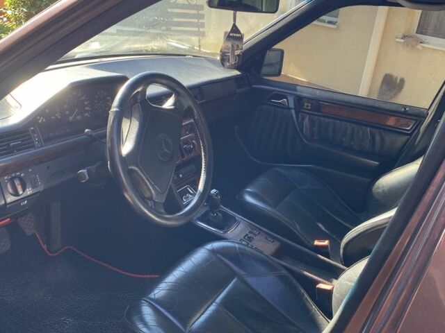 Фиолетовый Мерседес В124, объемом двигателя 2.3 л и пробегом 400 тыс. км за 2500 $, фото 9 на Automoto.ua