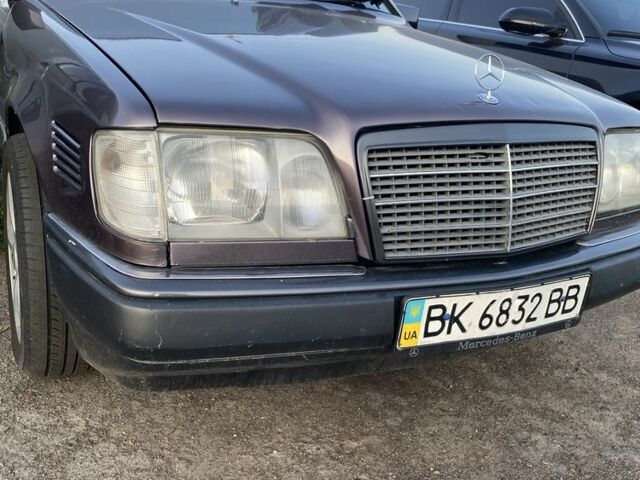 Фиолетовый Мерседес В124, объемом двигателя 2.3 л и пробегом 400 тыс. км за 2500 $, фото 3 на Automoto.ua