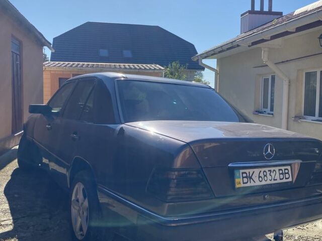 Фиолетовый Мерседес В124, объемом двигателя 2.3 л и пробегом 400 тыс. км за 2500 $, фото 13 на Automoto.ua