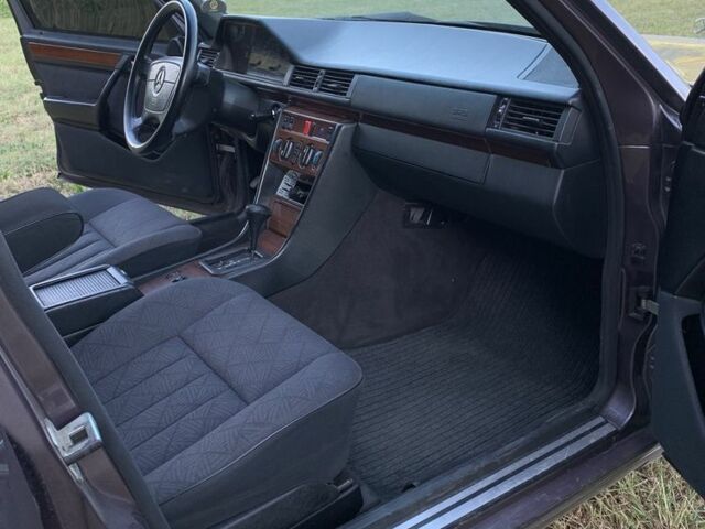 Фіолетовий Мерседес В124, об'ємом двигуна 2.8 л та пробігом 365 тис. км за 3700 $, фото 4 на Automoto.ua