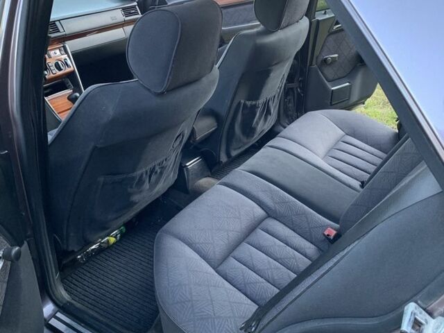 Фіолетовий Мерседес В124, об'ємом двигуна 2.8 л та пробігом 365 тис. км за 3700 $, фото 6 на Automoto.ua