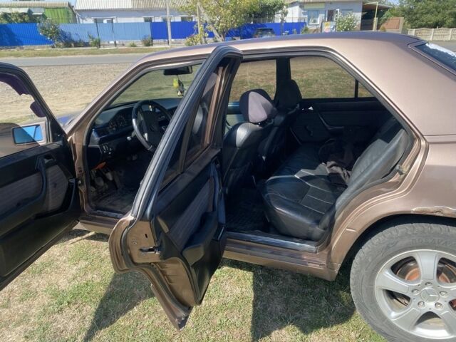 Коричневий Мерседес В124, об'ємом двигуна 2.3 л та пробігом 580 тис. км за 1650 $, фото 5 на Automoto.ua