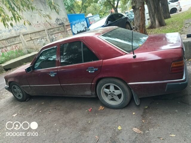 Червоний Мерседес В124, об'ємом двигуна 2.2 л та пробігом 432 тис. км за 1500 $, фото 3 на Automoto.ua