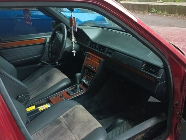 Червоний Мерседес В124, об'ємом двигуна 2.2 л та пробігом 432 тис. км за 1500 $, фото 2 на Automoto.ua