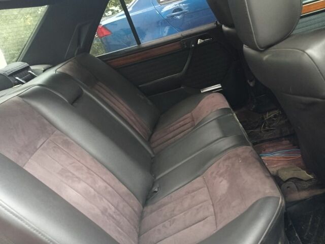 Червоний Мерседес В124, об'ємом двигуна 2.2 л та пробігом 432 тис. км за 1500 $, фото 4 на Automoto.ua