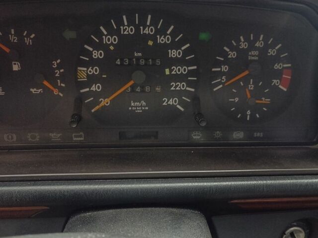 Червоний Мерседес В124, об'ємом двигуна 2.2 л та пробігом 432 тис. км за 1500 $, фото 5 на Automoto.ua