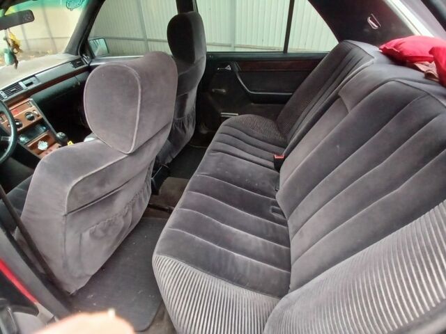 Мерседес В124 1989 в Борисполе на Automoto.ua Красный Мерседес В124, объемом двигателя 2.3 л и пробегом 300 тыс. км за 1400 $, фото 6 на Automoto.ua