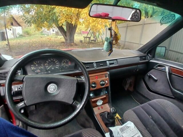 Мерседес В124 1989 в Борисполе на Automoto.ua Красный Мерседес В124, объемом двигателя 2.3 л и пробегом 300 тыс. км за 1400 $, фото 4 на Automoto.ua