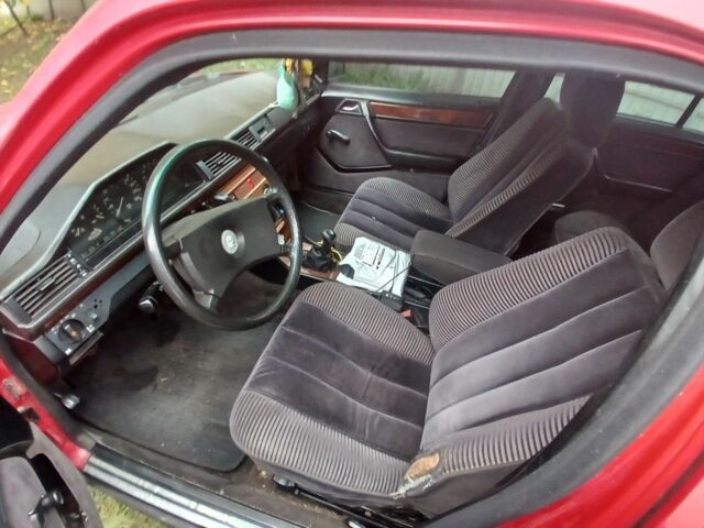 Мерседес В124 1989 в Борисполе на Automoto.ua Красный Мерседес В124, объемом двигателя 2.3 л и пробегом 300 тыс. км за 1400 $, фото 5 на Automoto.ua