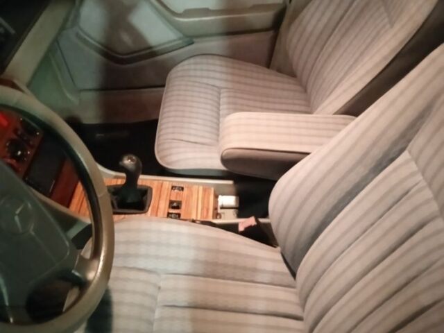 Червоний Мерседес В124, об'ємом двигуна 2 л та пробігом 2 тис. км за 4000 $, фото 4 на Automoto.ua