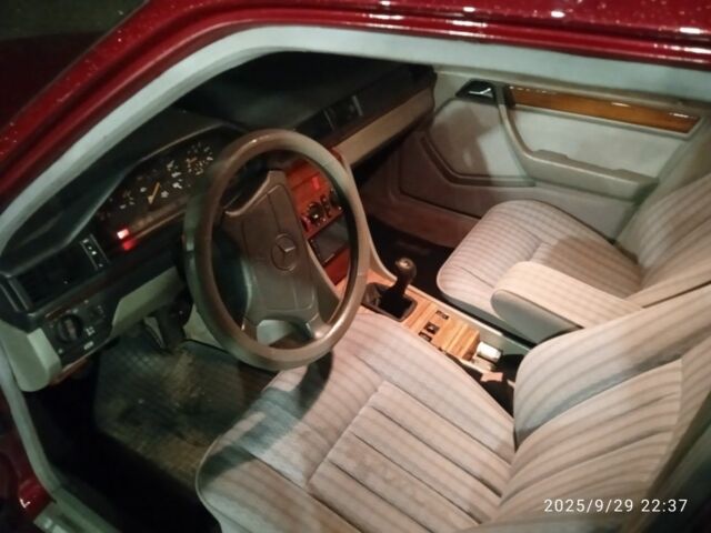 Червоний Мерседес В124, об'ємом двигуна 2 л та пробігом 2 тис. км за 4000 $, фото 3 на Automoto.ua