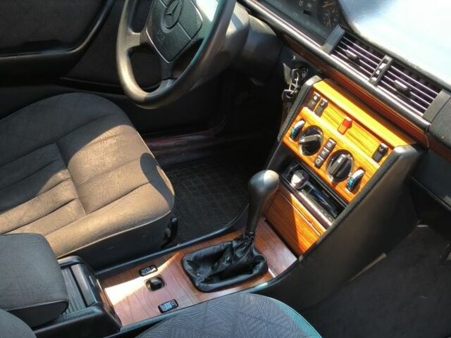 Красный Мерседес В124, объемом двигателя 3 л и пробегом 347 тыс. км за 2300 $, фото 7 на Automoto.ua