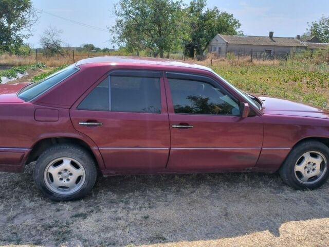 Красный Мерседес В124, объемом двигателя 3 л и пробегом 347 тыс. км за 2300 $, фото 3 на Automoto.ua