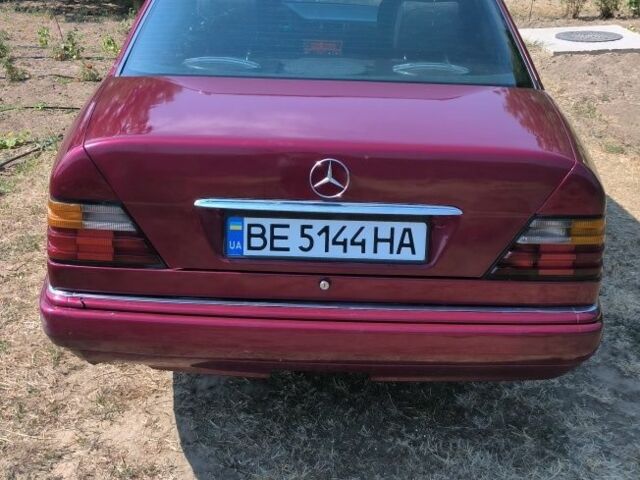 Красный Мерседес В124, объемом двигателя 3 л и пробегом 347 тыс. км за 2300 $, фото 1 на Automoto.ua