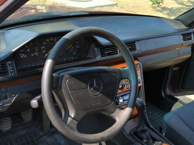 Красный Мерседес В124, объемом двигателя 3 л и пробегом 347 тыс. км за 2300 $, фото 6 на Automoto.ua