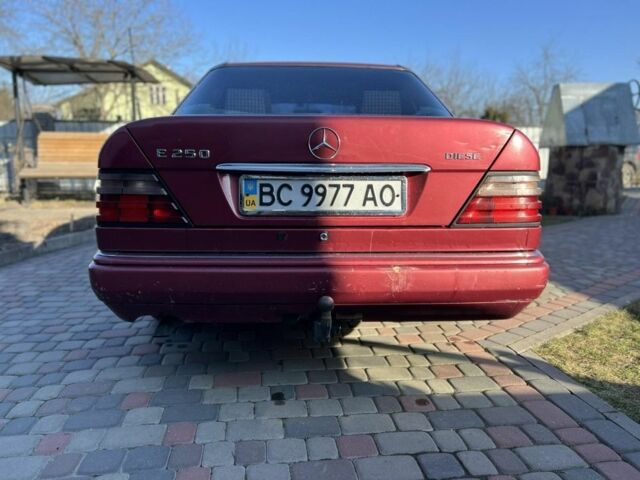 Красный Мерседес В124, объемом двигателя 2.5 л и пробегом 321 тыс. км за 3200 $, фото 4 на Automoto.ua
