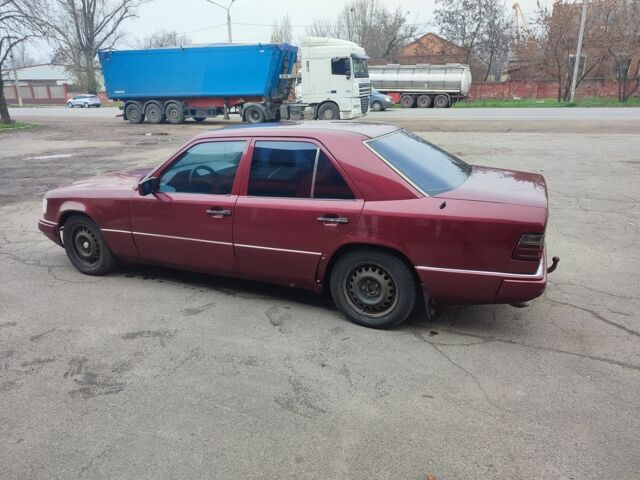 Красный Мерседес В124, объемом двигателя 2.5 л и пробегом 220 тыс. км за 1200 $, фото 5 на Automoto.ua