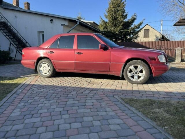 Красный Мерседес В124, объемом двигателя 2.5 л и пробегом 321 тыс. км за 3200 $, фото 1 на Automoto.ua
