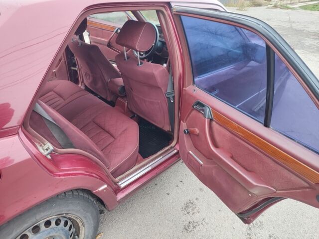 Красный Мерседес В124, объемом двигателя 2.5 л и пробегом 220 тыс. км за 1200 $, фото 9 на Automoto.ua