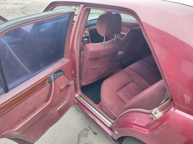 Красный Мерседес В124, объемом двигателя 2.5 л и пробегом 220 тыс. км за 1200 $, фото 7 на Automoto.ua